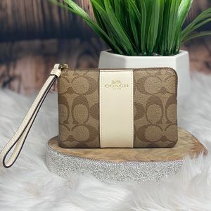 NWT Classic Coach Wristlet ❤️